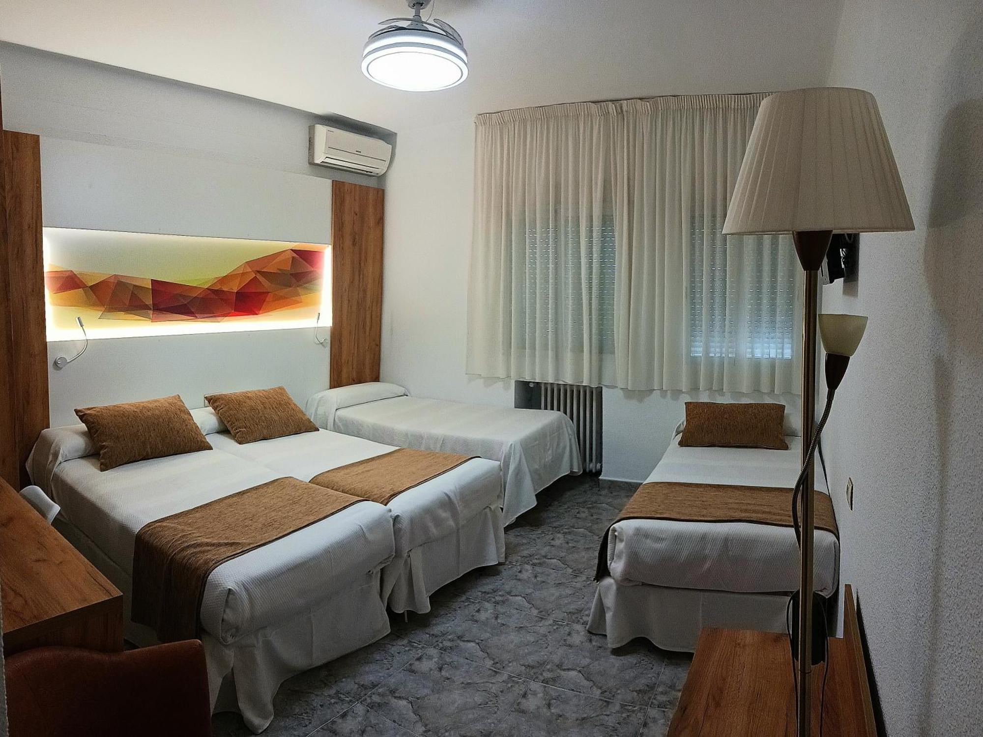 Hostal Real ปลาเซนเซีย ภายนอก รูปภาพ